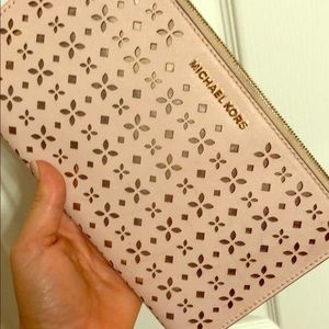 EUC MICHAEL KORS PALE PINK WRISTLET